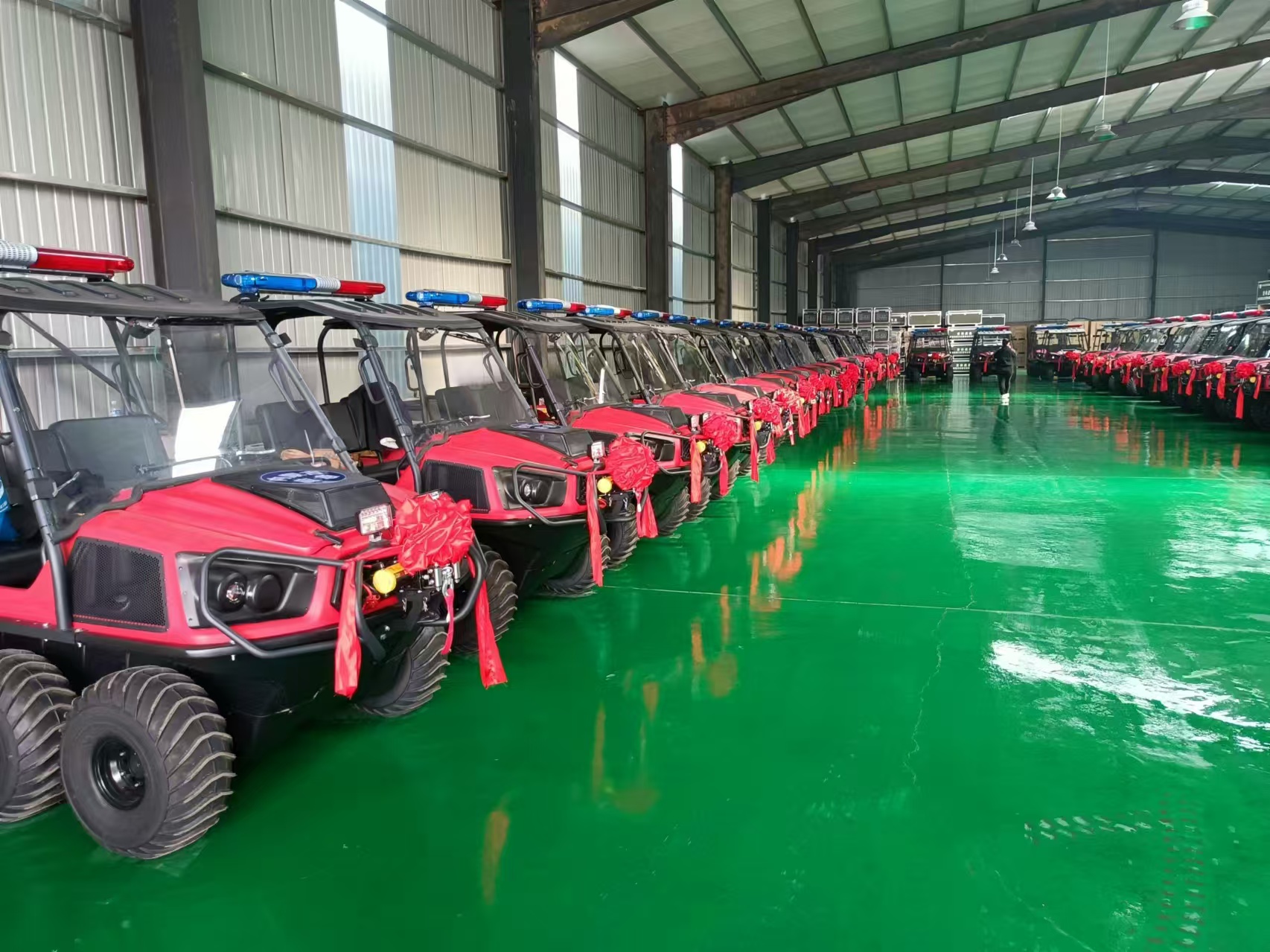 祝賀！河北五星“國債資金應(yīng)急救援能力提升工程項(xiàng)目”中標(biāo)的55輛“水陸兩棲車”列隊(duì)完畢，準(zhǔn)備發(fā)貨！